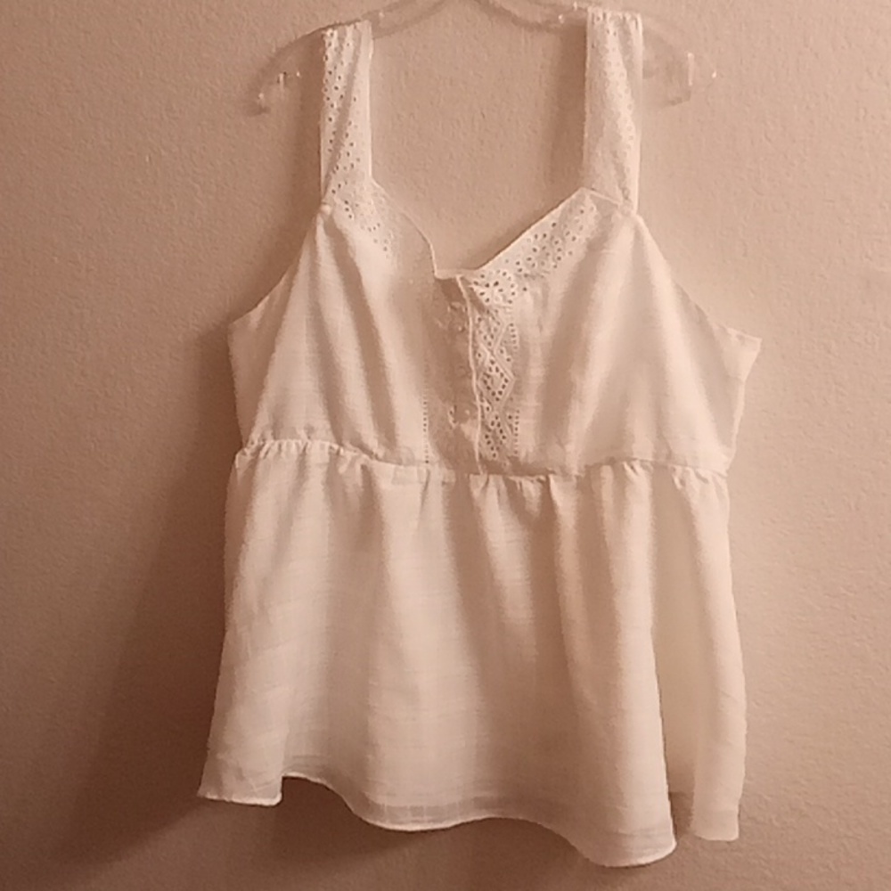 Used TORRID Eyelet Size 2 2X 18-20 White Color HB…. In good condition